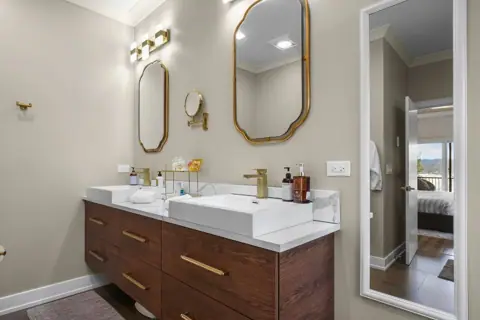 Double vanity bathroom