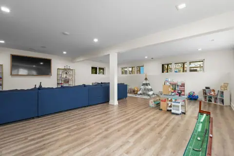 Indoor putting and play area